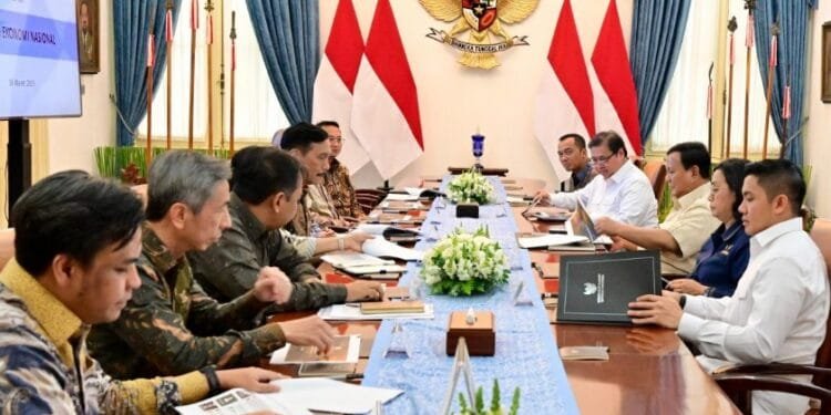 Presiden Prabowo Subianto memimpin rapat bersama jajaran Dewan Ekonomi Nasional (DEN) di Istana Merdeka, Rabu (19/03/2025).(Presidenri)