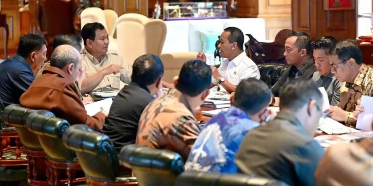 Presiden Prabowo pimpin rapat hilirisasi di Hambalang, Minggu (16/03/2025).(Presidenri)