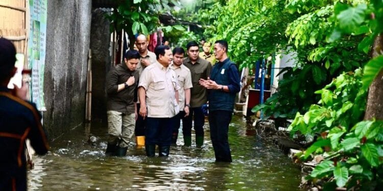 Presiden Prabowo terjun langsung meninjau banjir di Bekasi, Sabtu (08/03/2025).(Presidenri)