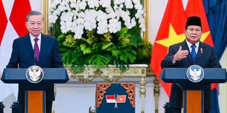 Presiden RI Prabowo Subianto dan Sekjen PKV Tô Lâm menyampaikan keterangan pers bersama di Istana Merdeka, Jakarta, Senin (10/10/2025). (Presidenri)