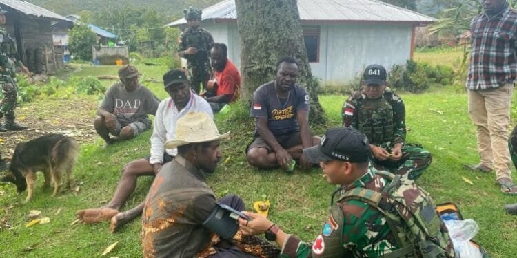 Satgas Yonif 641/Bru saat menggelar Pelayanan Kesehatan Keliling untuk warga di Distrik Bolakme.(Puspen TNI)