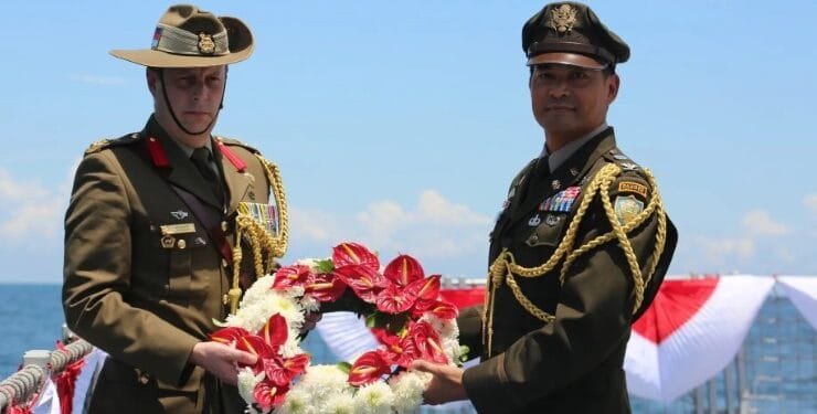 Upacara tabur bunga untuk mengenang Pertempuran bersejarah di Selat Sunda, oleh Delegasi AS dan Australia.(Puspen TNI)