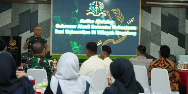 Gubernur Akmil Mayjen TNI Arnold A.P. Ritiauw memberi sambutan.(Puspen TNI)