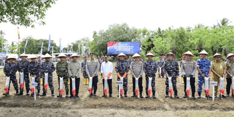 Kepala Staf Angkatan Laut (Kasal) Laksamana TNI Dr. Muhammad Ali Tinjau Program Ketahanan Pangan TNI AL Di Takalar.(Puspen TNI)