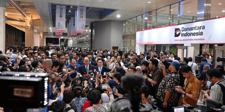 Menteri Investasi Rosan Roeslani yang juga Kepala BPI Danantara memberikan keterangannya pers di JCC, Jakarta, Senin (28/04/2025).(Presidenri)