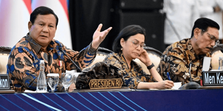 Presiden Prabowo Subianto didampingi Sri Mulyani dan Luhut Panjaitan.(Presidenri)