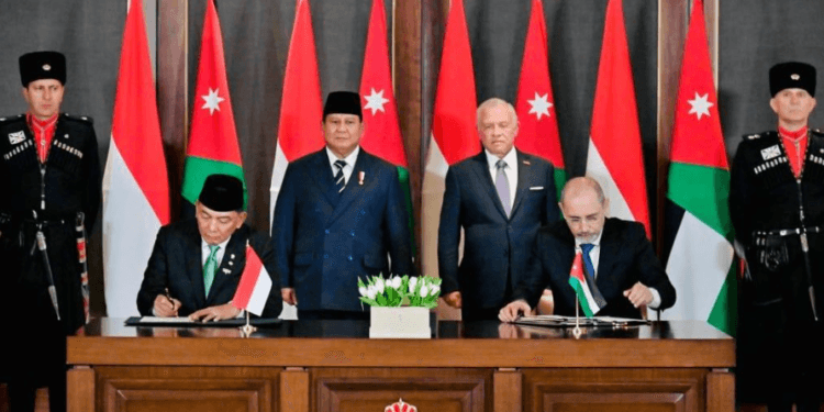 Presiden Prabowo Subianto dan Raja Yordania Abdullah II bin Al-Hussein, menyaksikan penandatanganan empat MoU antara Indonesia dan Kerajaan Yordania di Istana Al Husseiniya, Amman, Senin (14/04/2025).(Presidenri)