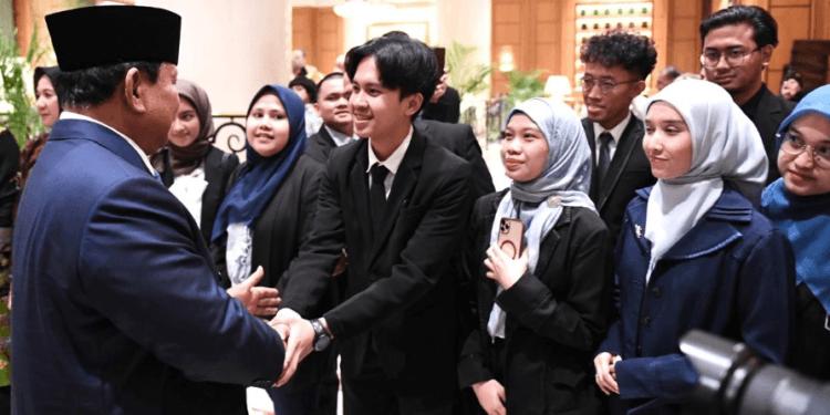 Presiden Prabowo Subianto disambut hangat dan penuh antusias oleh masyarakat Indonesia di Mesir, Jumat malam (11/04/2025).(Presidenri)