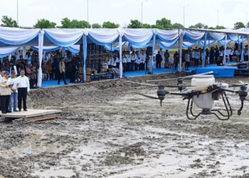 Tunjukkan Teknologi Pertanian Modern: Presiden Prabowo Tebar Benih Padi Pakai Drone