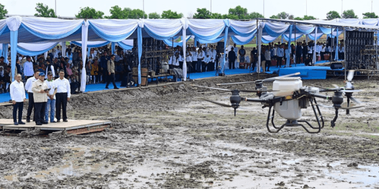 Presiden Prabowo Subianto mencoba tebar benih dengan teknologi drone di Ogan Ilir, Sumsel, Rabu (23/04/2025).(Presidenri)