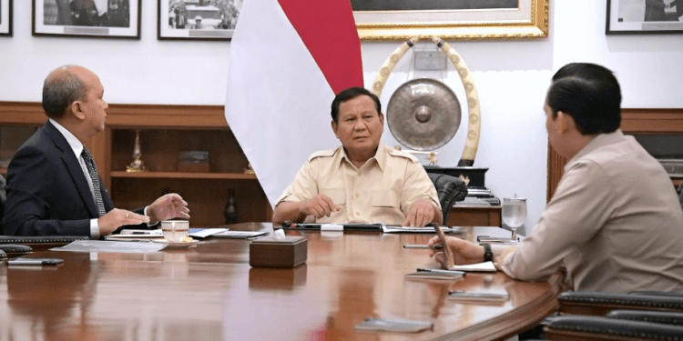 Presiden Prabowo Subianto menerima laporan capaian realisasi investasi triwulan pertama tahun 2025 dari Menteri Investasi Rosan Roeslani, Rabu (23/04/2025).(Presidenri)