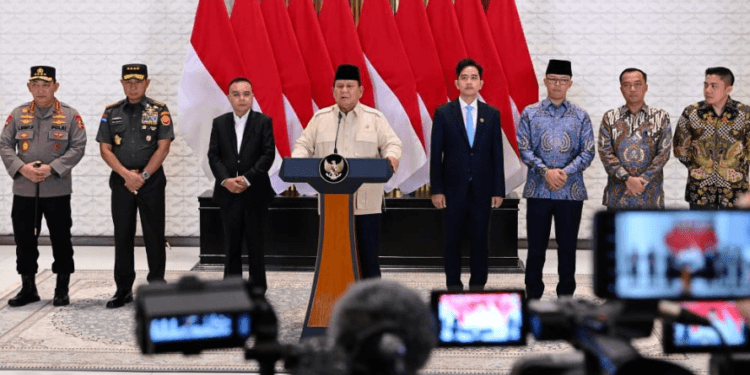 Presiden Prabowo Subianto menyampaikan keterangan pers di Pangkalan TNI AU Halim Perdanakusuma, Jakarta, Rabu (09/04/2025).(Presidenri)