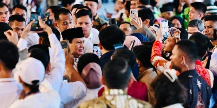 Presiden Prabowo Subianto bersilaturahmi dengan masyarakat di Istana Kepresidenan Jakarta, Senin (31/03/2025).(Presidenri)