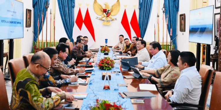 Presiden Prabowo Subianto saat memimpin rapat terbatas di Istana Merdeka, Senin, (07/04/2025).(Presdenri)
