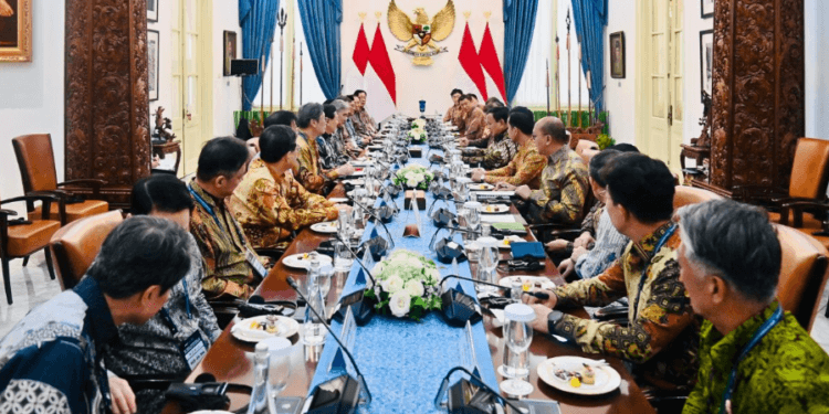 Presiden Prabowo menerima kunjungan delegasi FKI di Istana Merdeka, Jakarta, Senin (28/04/2025).(Presidenri)