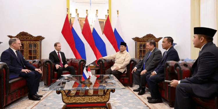Presiden Prabowo menerima kunjungan kehormatan Wakil PM Pertama Federasi Rusia di Istana Merdeka, Selasa (15/04/2025).(Presidenri)