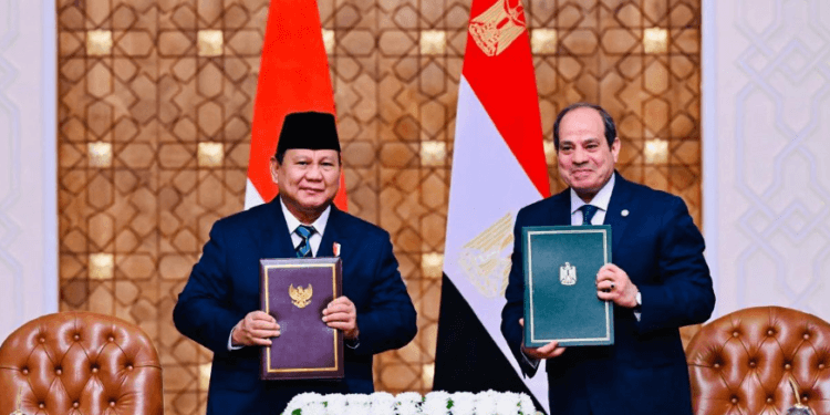 Presiden RI Prabowo Subianto dan Presiden Mesir Abdel Fattah El-Sisi usai pertemuan di Istana Al Ittihadiya, Kairo, Sabtu (12/04/2025).(Presidenri)