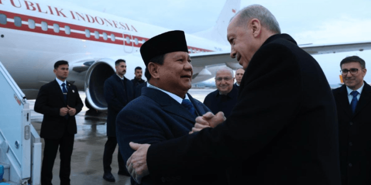 Presiden RI Prabowo Subianto disambut secara langsung oleh Presiden Republik Turkiye, Recep Tayyip Erdoğan, saat tiba di Bandar Udara Internasional Esenboğa, Ankara, Turkiye, Rabu (09/04/2025).(Presidenri)