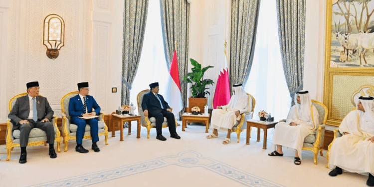 Presiden RI Prabowo Subianto melakukan pertemuan dengan Emir Qatar, Sheikh Tamim Bin Hamad Al-Thani, di Istana Amiri Diwan, Doha, Qatar, Minggu (13/04/2025).(Presidenri)