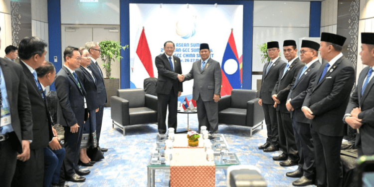 Presiden RI Prabowo Subianto melakukan pertemuan bilateral dengan PM Lao PDR, Sonexay Siphandone, di Kuala Lumpur Convention Centre (KLCC), Senin (26/05/2025).(Presidenri)
