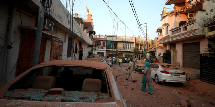 Kendaraan-kendaraan yang rusak terlihat di lingkungan Rehari, Jammu, setelah operasi militer Pakistan terhadap India, 10 Mei 2025.(Reuters)