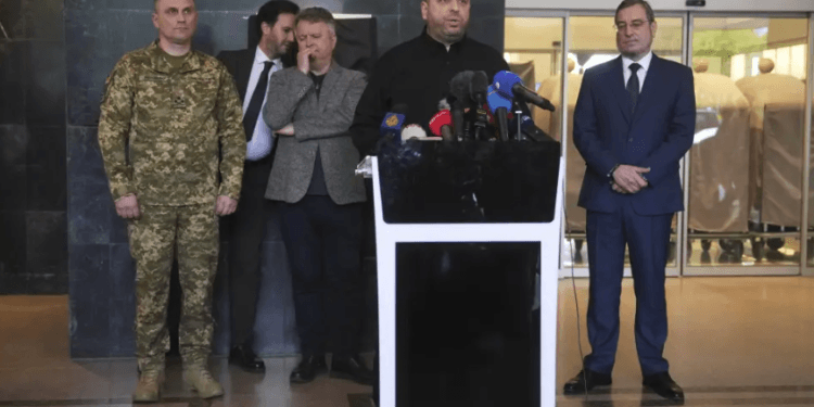 Menteri Pertahanan Ukraina Rustem Umerov, berbicara kepada para jurnalis di Istanbul, Turki, Jumat, 16 Mei 2025.(APNews)