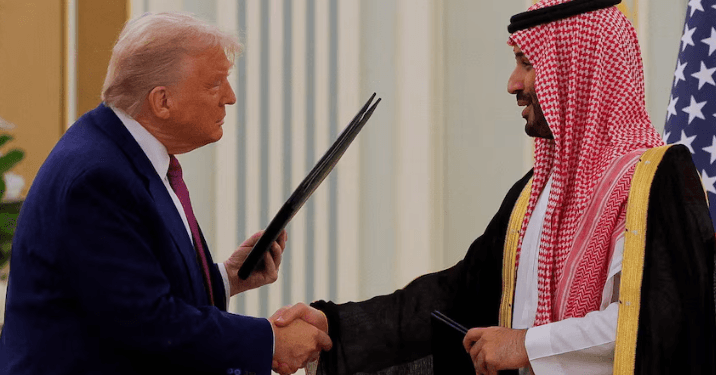 Presiden Amerika Serikat Donald Trump dan Putra Mahkota sekaligus Perdana Menteri Arab Saudi Mohammed Bin Salman berjabat tangan saat upacara penandatanganan Nota Kesepahaman (MoU) di Istana Kerajaan, Riyadh, Arab Saudi, 13 Mei 2025.(Reuters)