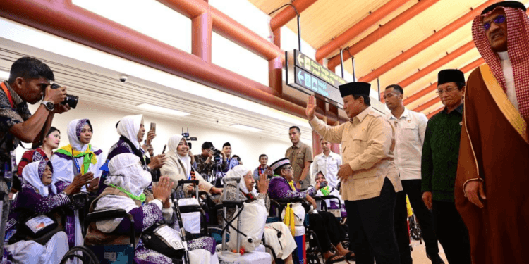 Presiden Prabowo Menyapa Para Calon Jemaah Haji di Terminal Khusus Haji dan Umrah 2F Bandara Soekarno-Hatta, Minggu (04/05/2025).(Presidenri)