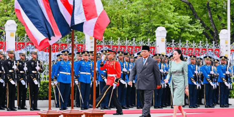 Presiden Prabowo Subianto disambut upacara resmi saat tiba di Government House Thailand, Senin, 19 Mei 2025.(Presidenri)