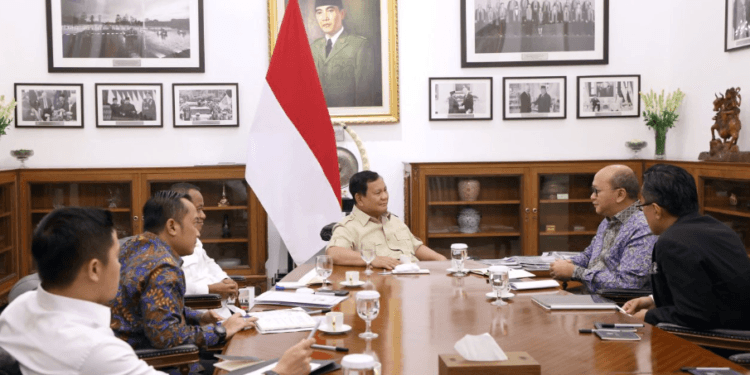Presiden Prabowo Subianto memanggil Kepala BPI Danantara Indonesia, Rosan Roeslani di Istana Merdeka, Jakarta, Selasa (20/05/2025).(Presidenri)