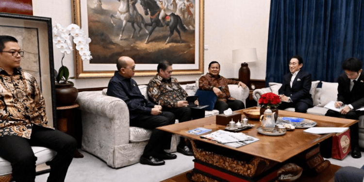 Presiden Prabowo Subianto menerima kunjungan Utusan Khusus PM Jepang, di Kertanegara, Jakarta, Minggu malam (04/05/2025).(Presidenri)