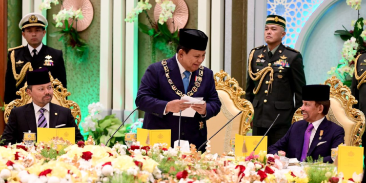 Presiden Prabowo Subianto menerima sambutan kehormatan penuh kehangatan dari Sultan Haji Hassanal Bolkiah Mu’izzaddin Waddaulah dalam kunjungan kenegaraan ke Brunei Darussalam, Rabu (14/05/2025), di Istana Nurul Iman, Bandar Seri Begawan.(Presidenri)