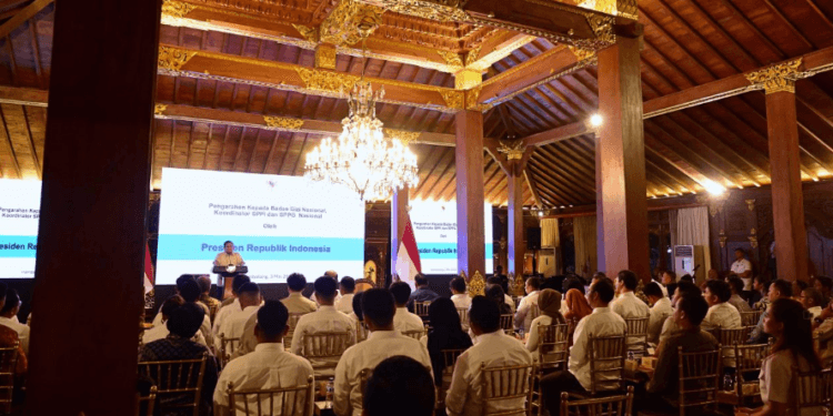Presiden Prabowo Subianto menggelar rapat bersama jajaran BGN di Hambalang, Bogor, Sabtu (03/05/2025).(Presidenri)