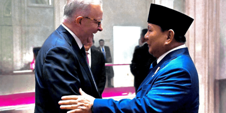 Presiden Prabowo Subianto mengunjungi Perdana Menteri Australia, Anthony Albanese, di tempat bermalamnya selama di Jakarta, Rabu malam, 14 Mei 2025.(Presidenri)