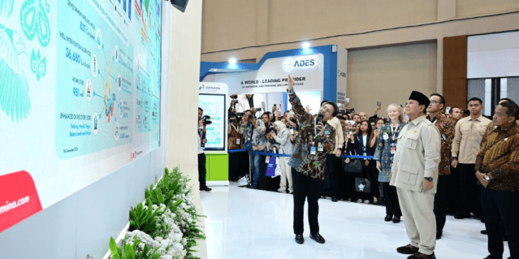 Presiden Prabowo Subianto mengunjungi pameran usai membuka Konvensi dan Pameran Tahunan ke-49 IPA Convex 2025 di Nusantara Hall, ICE BSD, Tangerang, Rabu (21/05/2025).(Presidenri)