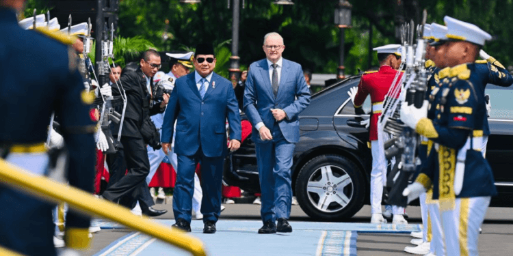 Presiden Prabowo Subianto menyambut PM Albanese dalam upacara penuh kehormatan di halaman Istana Merdeka, Jakarta, Kamis (15/05/2025).(Presidenri)