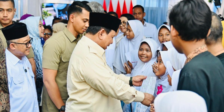 Presiden Prabowo Subianto menyapa anak para pelajar di moment Hari Pendidikan Nasional Tahun 2025 dan Peluncuran Program Hasil Terbaik Cepat (PHTC), Jumat (02/05/2025).(Presidenri)