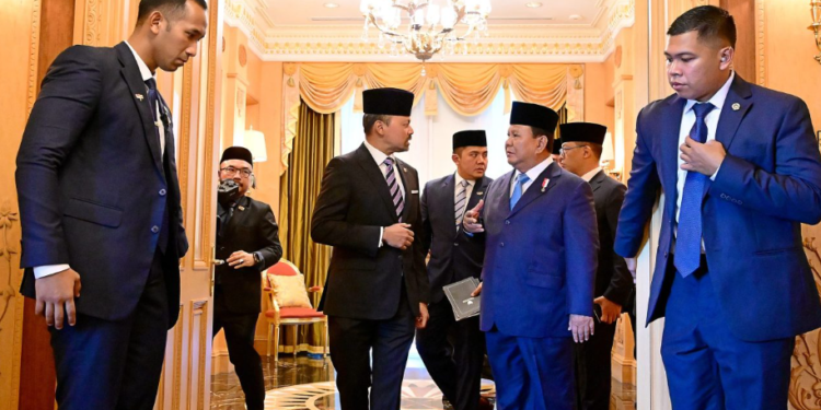 Presiden Prabowo dijemput langsung oleh Duli Yang Teramat Mulia Paduka Seri Pengiran Muda Mahkota Pengiran Muda Haji Al-Muhtadee Billah Ibni Kebawah Duli Yang Maha Mulia Paduka Seri Baginda Sultan Haji Hassanal Bolkiah Mu’izzaddin Waddaulah, Rabu (14/05/2025), sebelum menuju Istana Nurul Iman.(Presidenri)
