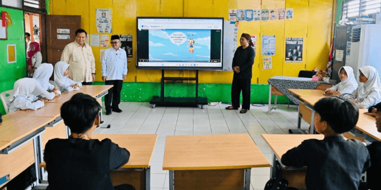 Presiden Prabowo menyaksikan demonstrasi penggunaan smart board di sela-selam peringatan Hardiknas 2025, Jumat (02/05/2025).(Presidenri)