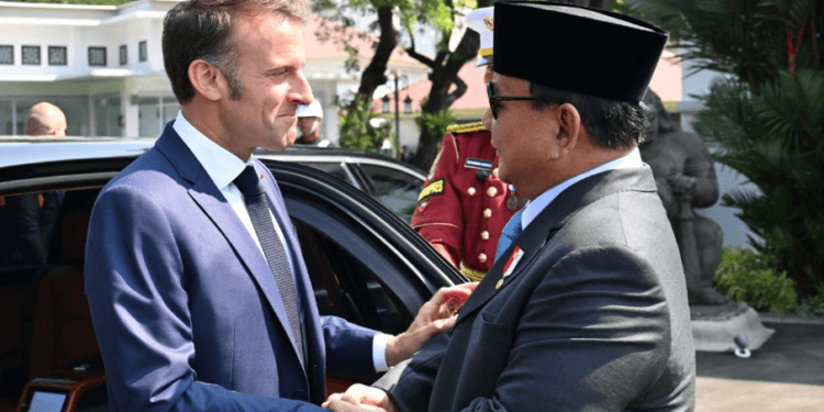 Presiden RI Prabowo Subianto menyambut Presiden Prancis Emmanuel Macron di sisi barat Istana Merdeka, Jakarta, Rabu (28/05/2025).(Presidenri)