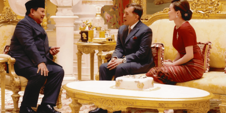 Presiden RI Prabowo Subianto berbincang dengan Raja Thailand, Yang Mulia Maha Vajiralongkorn dan Ratu Thailand, Suthida Bajrasudhabimalalakshana, Senin (19/05/2025).(Presidenri)