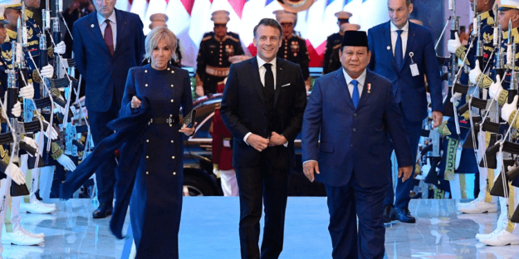 Presiden RI Prabowo Subianto bersama Presiden Republik Prancis Emmanuel Macron dan Ibu Brigitte Macron mengikuti jamuan santap malam kenegaraan yang digelar di Istana Negara, Jakarta, Rabu (28/05/2025).(Presidenri)