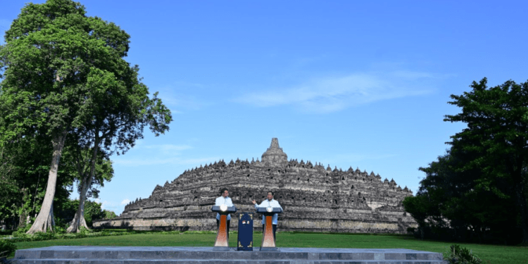Presiden RI Prabowo Subianto dan Presiden Prancis Emmanuel Macron menyampaikan sambutannya di Candi Borobudur, Magelang, Provinsi Jawa Tengah, Jumat (30/05/2025).(Presidenri)