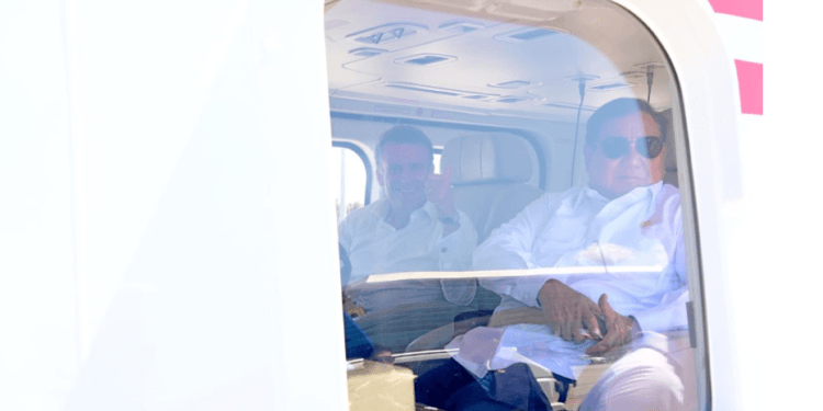 Presiden RI Prabowo Subianto dan Presiden Republik Prancis Emmanuel Macron naik satu helikopter menuju Akademi Militer, Magelang, Jawa Tengah, Kamis (29/05/2025).(Presidenri)