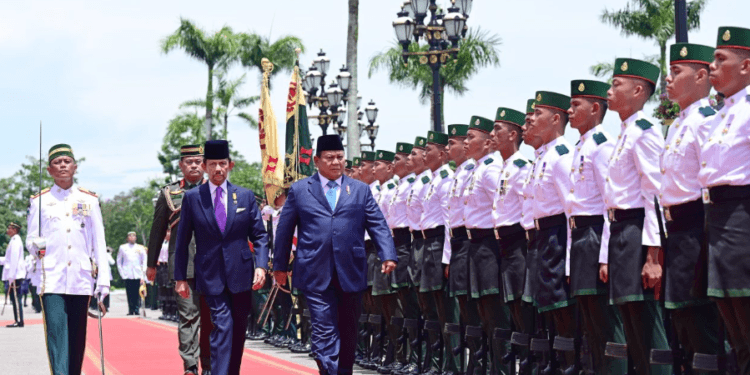 Presiden RI Prabowo Subianto menerima sambutan kenegaraan penuh kehormatan dari Yang Mulia Sultan Haji Hassanal Bolkiah Mu’izzaddin Waddaulah saat tiba di Istana Nurul Iman, Bandar Seri Begawan, Brunei Darussalam, Rabu (14/05/2025).(Presidenri)