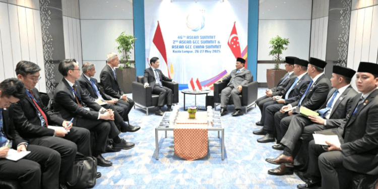 Presiden RI Prabowo Subianto mengadakan pertemuan bilateral dengan PM Singapura Lawrence Wong di Ruang Meeting, Kuala Lumpur Convention Centre (KLCC), Malaysia, Senin (26/05/2025).(Presidenri)
