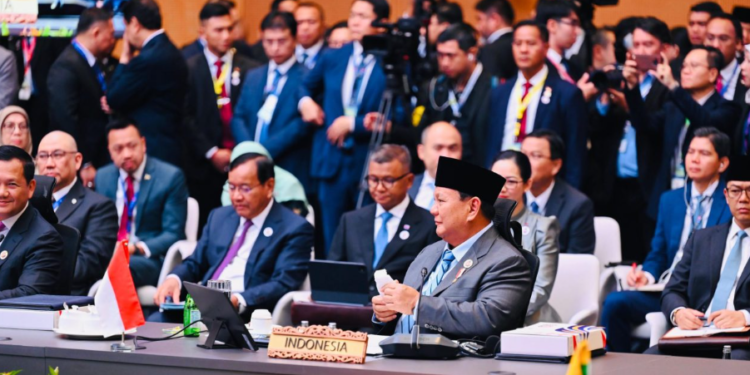Presiden RI Prabowo Subianto mengusulkan Papua Nugini masuk ASEAN, pada sesi pleno KTT ke-46 ASEAN Kuala Lumpur Convention Centre (KLCC), Kuala Lumpur, Malaysia, Senin (26/05/2025).(Presidenri)