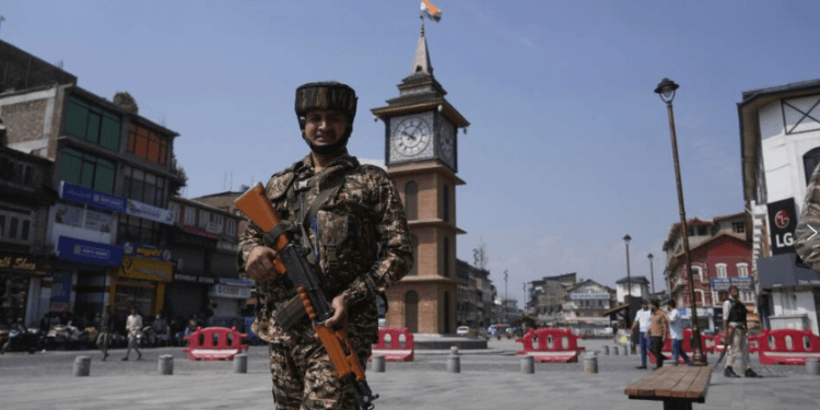 Suasana di Kashmir yang dikuasai India mulai berangsur normal pada hari Minggu waktu setempat, setelah gencatan senjata antara India dan Pakistan mulai berlaku pada hari Sabtu (10/05/2025).(APNews)