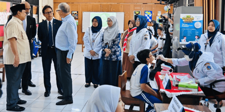 Usai meninjau program MBG, Presiden Prabowo Subianto dan Bill Gates meninjau pemeriksaan kesehatan dasar di SD Negeri Jati 03, Rabu (07/05/2025).(Presidenri)