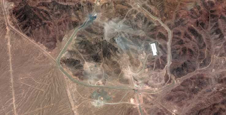 Gambar satelit menunjukkan tampak atas Fasilitas Pengayaan Bahan Bakar Fordow, beserta kerusakan akibat serangan udara terbaru, di tengah konflik Iran-Israel, dekat Qom, Iran, 24 Juni 2025.(Reuters)